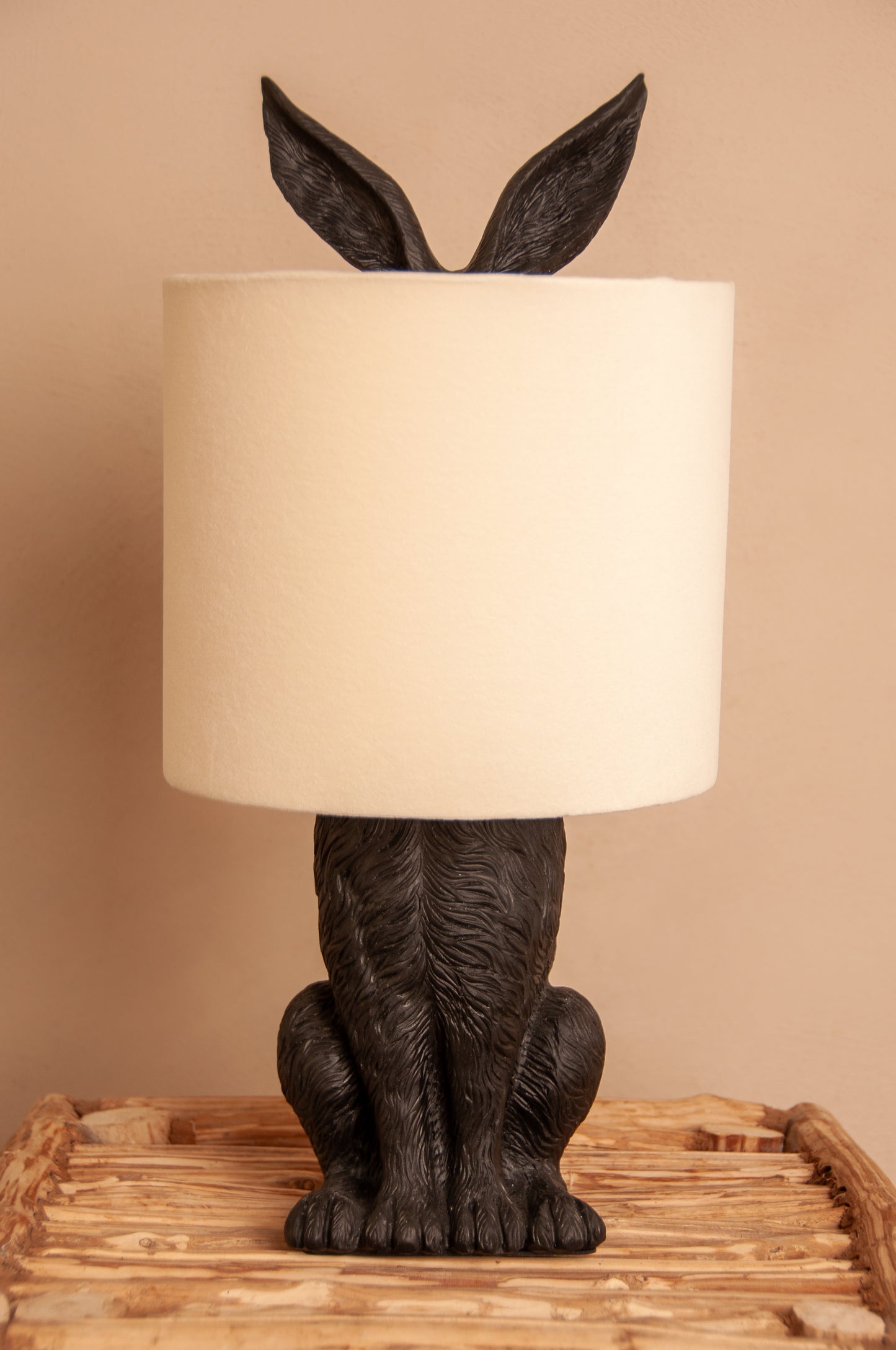 Konijnenlamp met crèmekleurige kap – Zwart konijn, stijlvol contrast