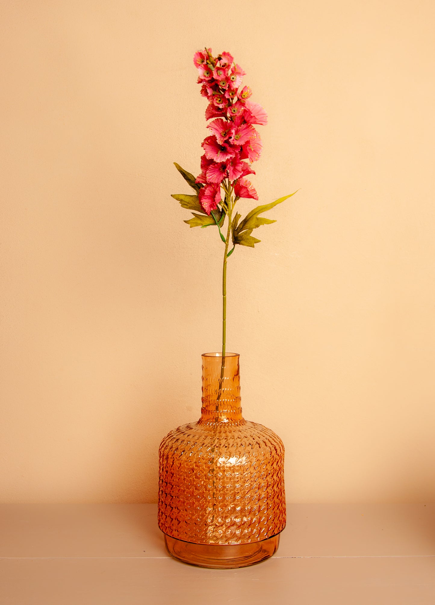 Vaas van Warm Roze Glas met Lange Hals – Elegantie in Kleur