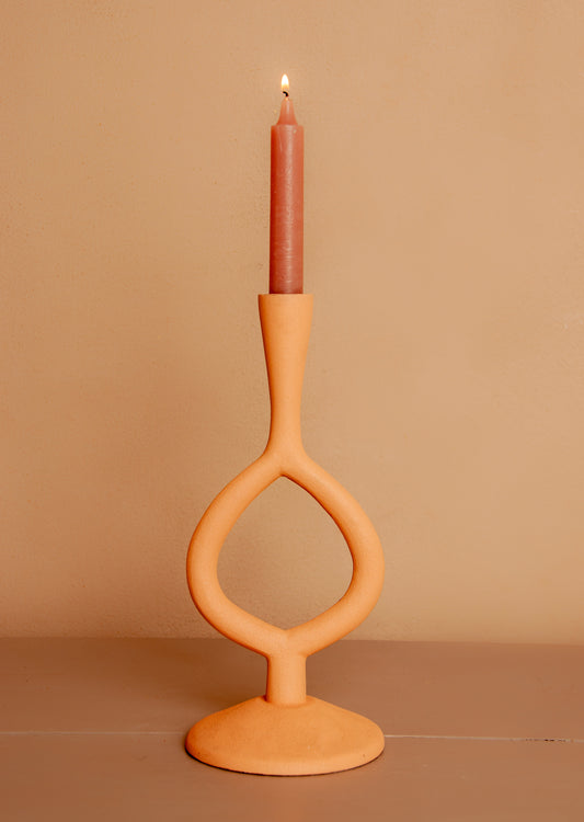 Stenen Kandelaar in Zacht Roze – Elegantie en Rustieke Charme