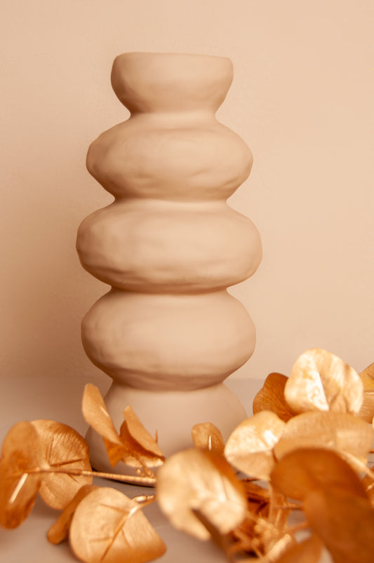 Beige Aardewerken Vaas met Bobbel – Natuurlijke Charme en Organische Schoonheid