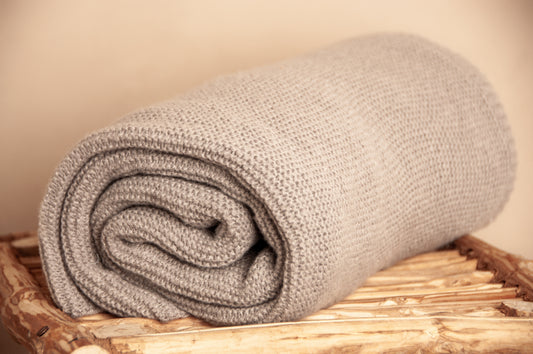 Grijs Gehaakt Kleed/Plaid – Warme en Tijdloze Sfeer voor je Interieur