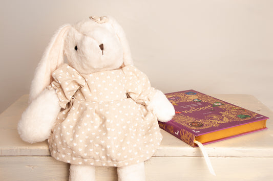 Beige Pluche Knuffelkonijn met Jurkje – Het Perfecte Vriendje voor Knuffels en Dromen