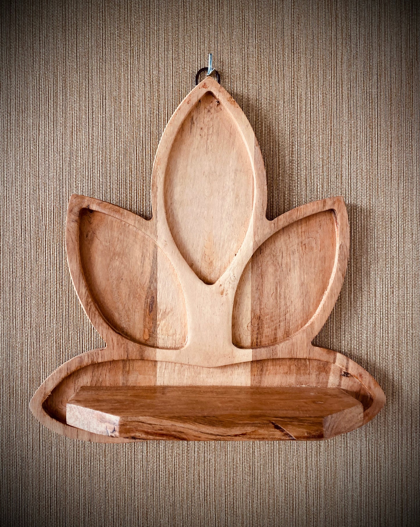 Houten lotusbloem met plankje – rust en harmonie in huis
