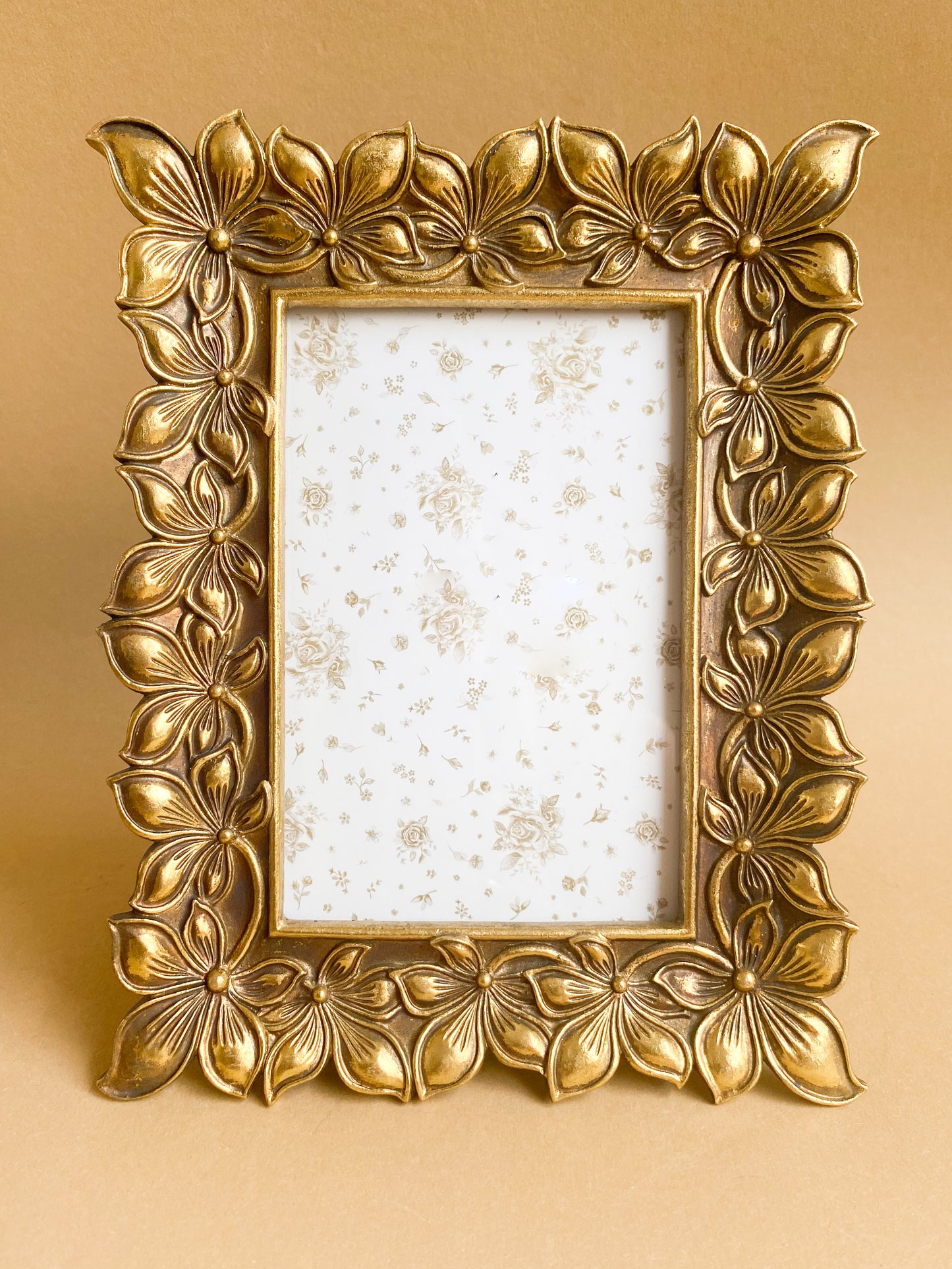 Goudkleurige Fotolijst met Bloemen – Romantisch & Elegant