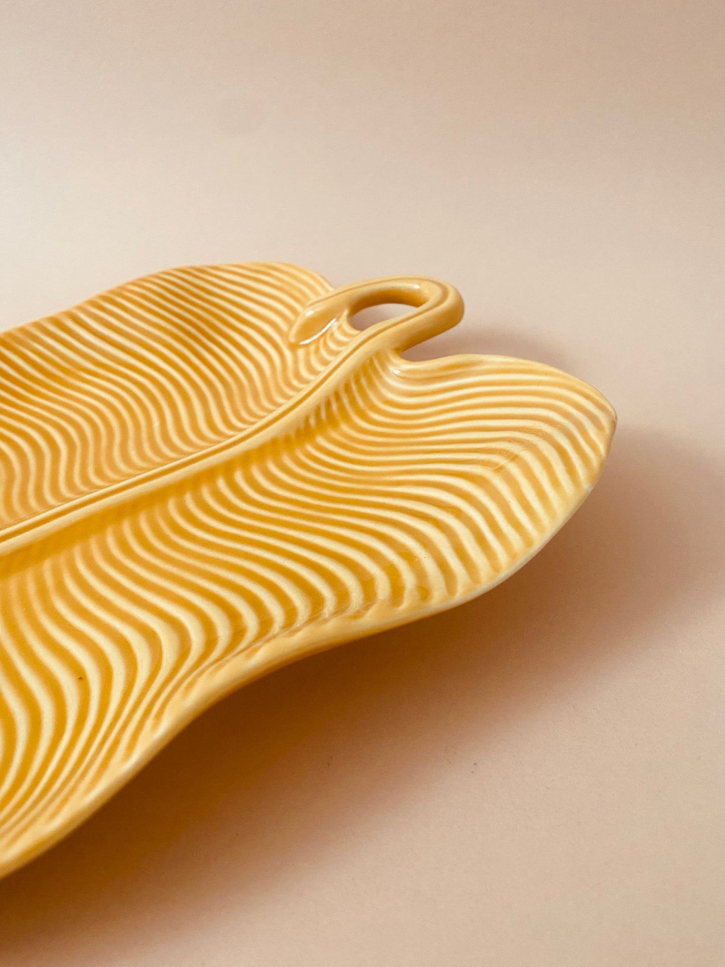 Schaal Warm Geel – een Zonnig Accent voor Jouw Interieur of Tafel