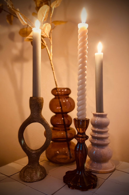 Schattige bruine kandelaar van glas – warm, sfeervol en stijlvol