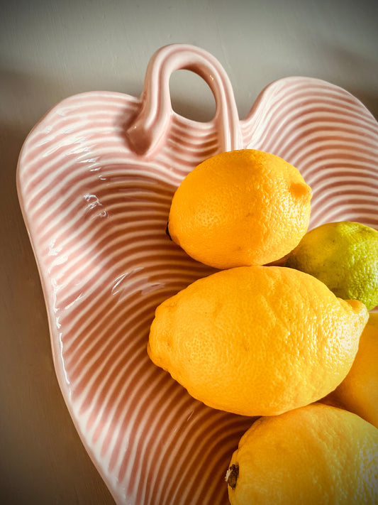 Zacht roze schaal in de vorm van een blad – natuurlijke elegantie met een warme touch