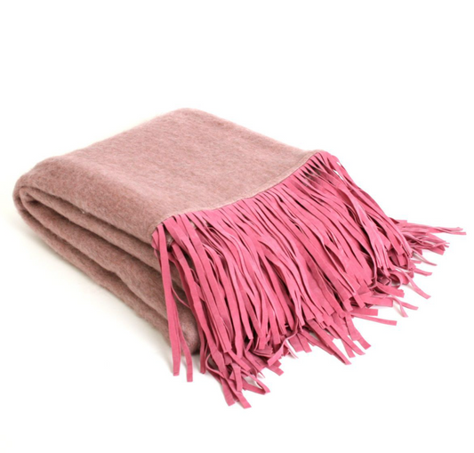 Roze Plaid met Franjes – Zachte Warmte en Stijlvolle Comfort