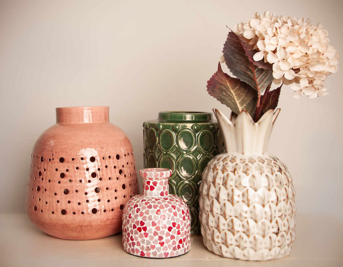 Roze Metalen Vaas – Stijlvolle Kleurrijke Accentuering voor je Interieur