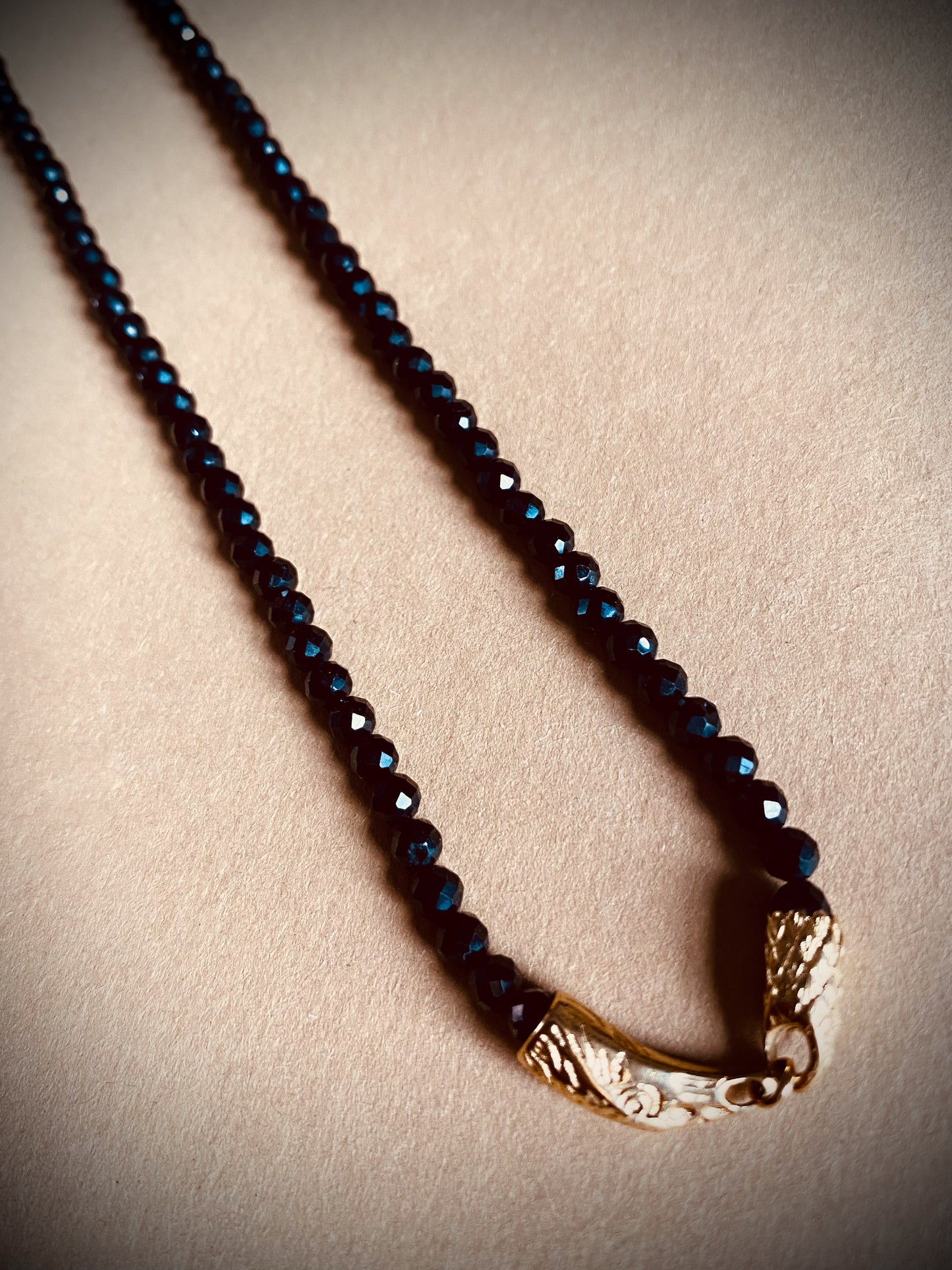 Zwarte ketting met goudkleurige sluiting – tijdloos en chic