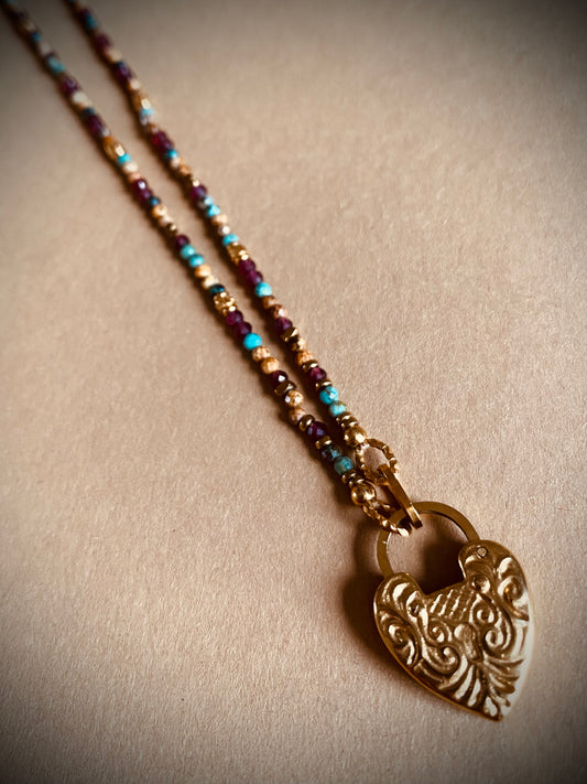 Bruine ketting met goudkleurig hart – warm, stijlvol en vol betekenis