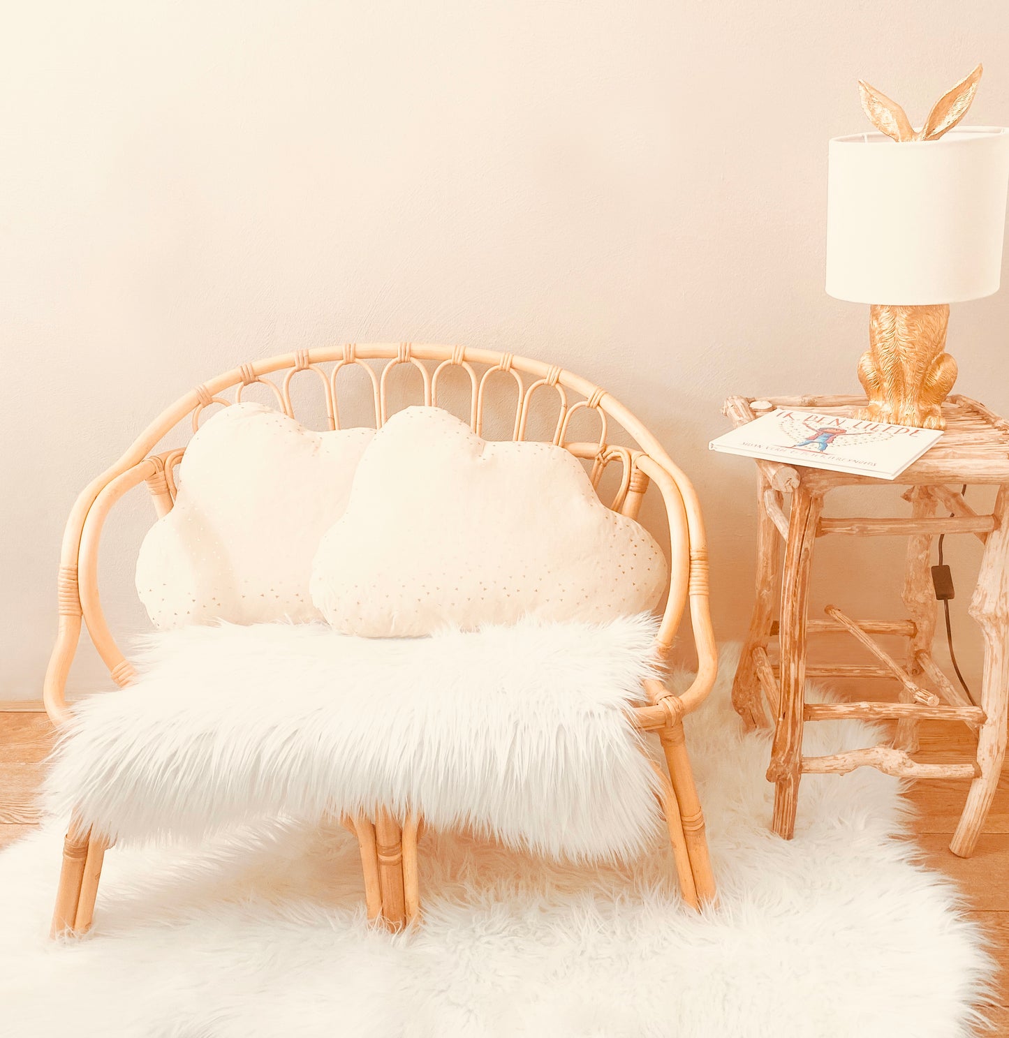 Goudkleurige Crème-Witte Konijnenlamp – Speelse Elegantie met een Luxe Touch