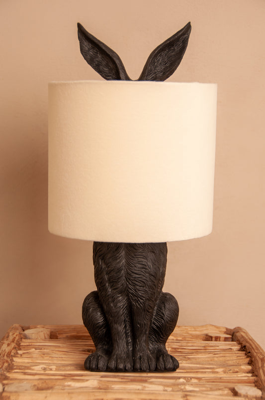 Konijnenlamp met crèmekleurige kap – Zwart konijn, stijlvol contrast