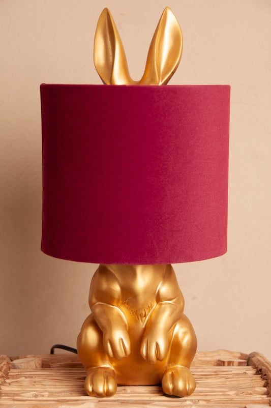 Goudkleurige Bordeaux Konijnen Lamp – Speelse Elegantie met een Luxe Touch