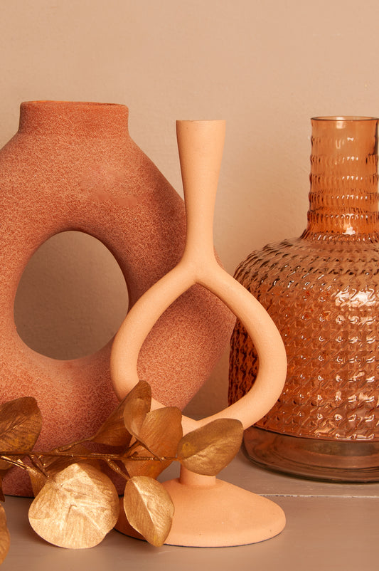 Stenen Kandelaar in Zacht Roze – Elegantie en Rustieke Charme