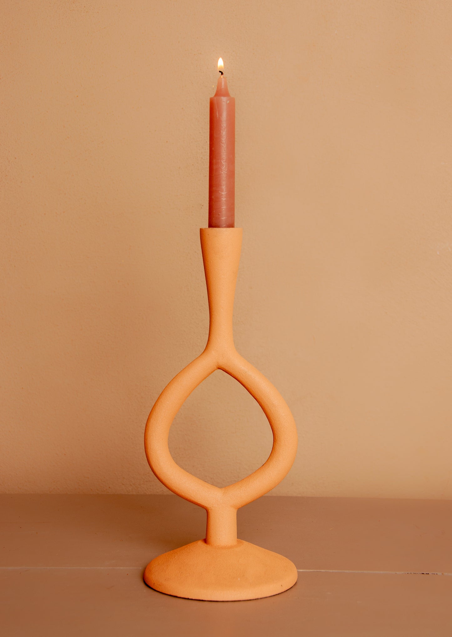 Stenen Kandelaar in Zacht Roze – Elegantie en Rustieke Charme