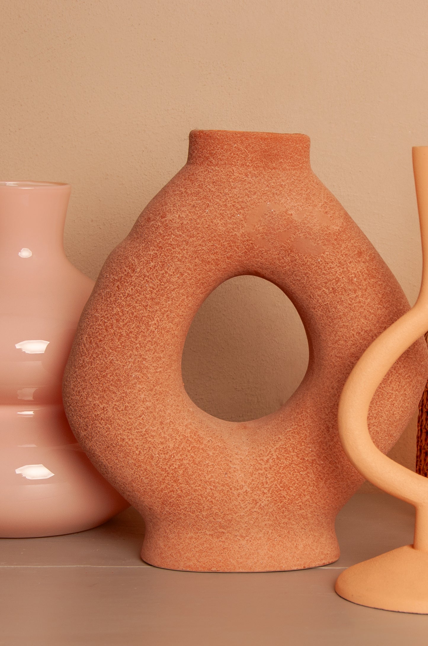 Terra vaas in zacht roze – natuurlijke schoonheid en rust