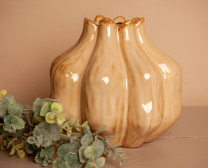 Beige Vaas met Bloemvorm – Subtiele Elegantie en Natuurlijke Charme