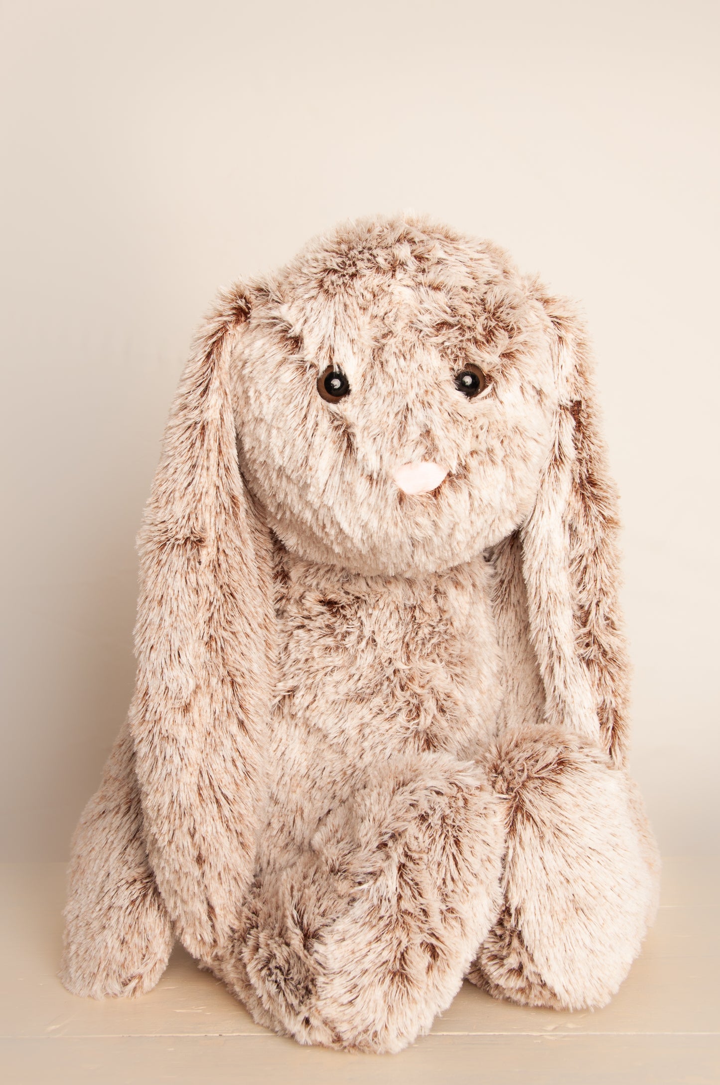 Groot Beige Knuffelkonijn – Het Ultieme Knuffelvriendje voor Gezellige Momenten