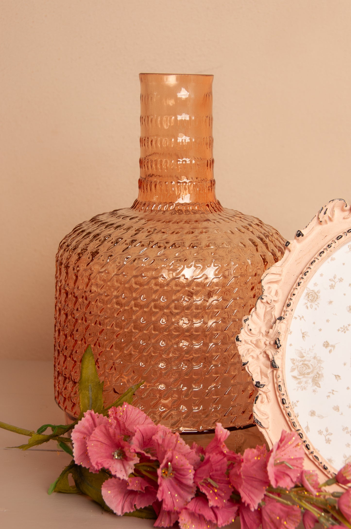 Vaas van Warm Roze Glas met Lange Hals – Elegantie in Kleur