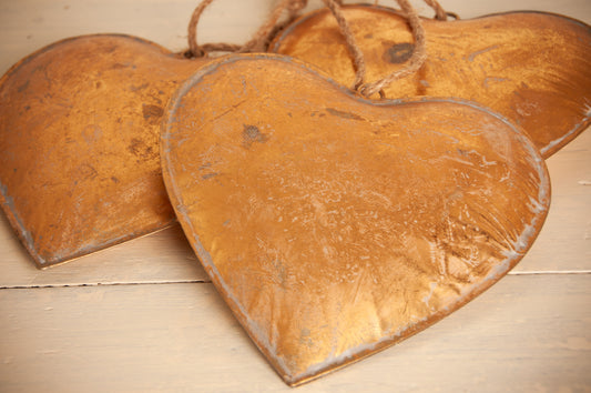 Goudkleurige Metalen Hart Hanger aan Touw – Romantische Decoratie met een Speelse Touch