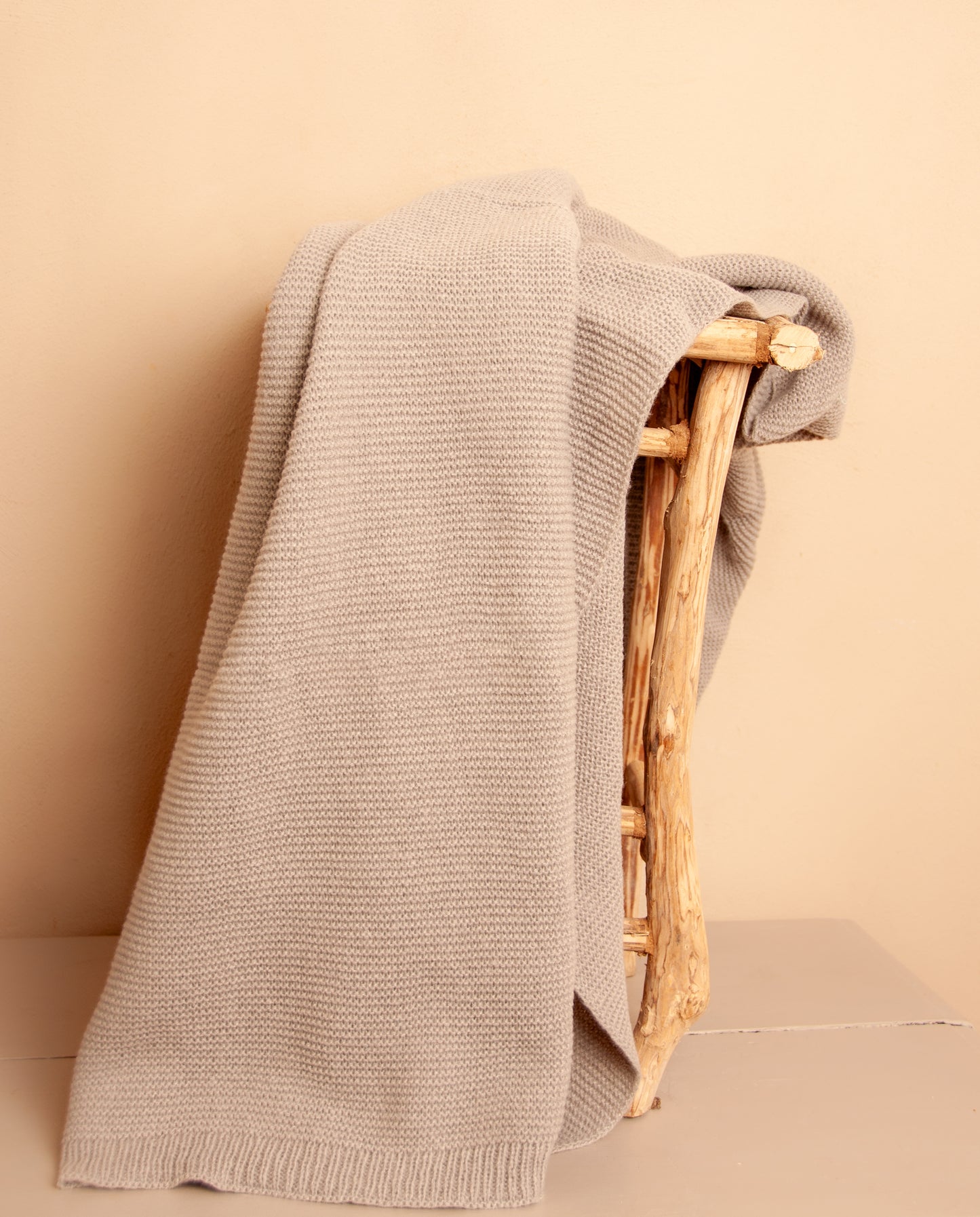Grijs Gehaakt Kleed/Plaid – Warme en Tijdloze Sfeer voor je Interieur