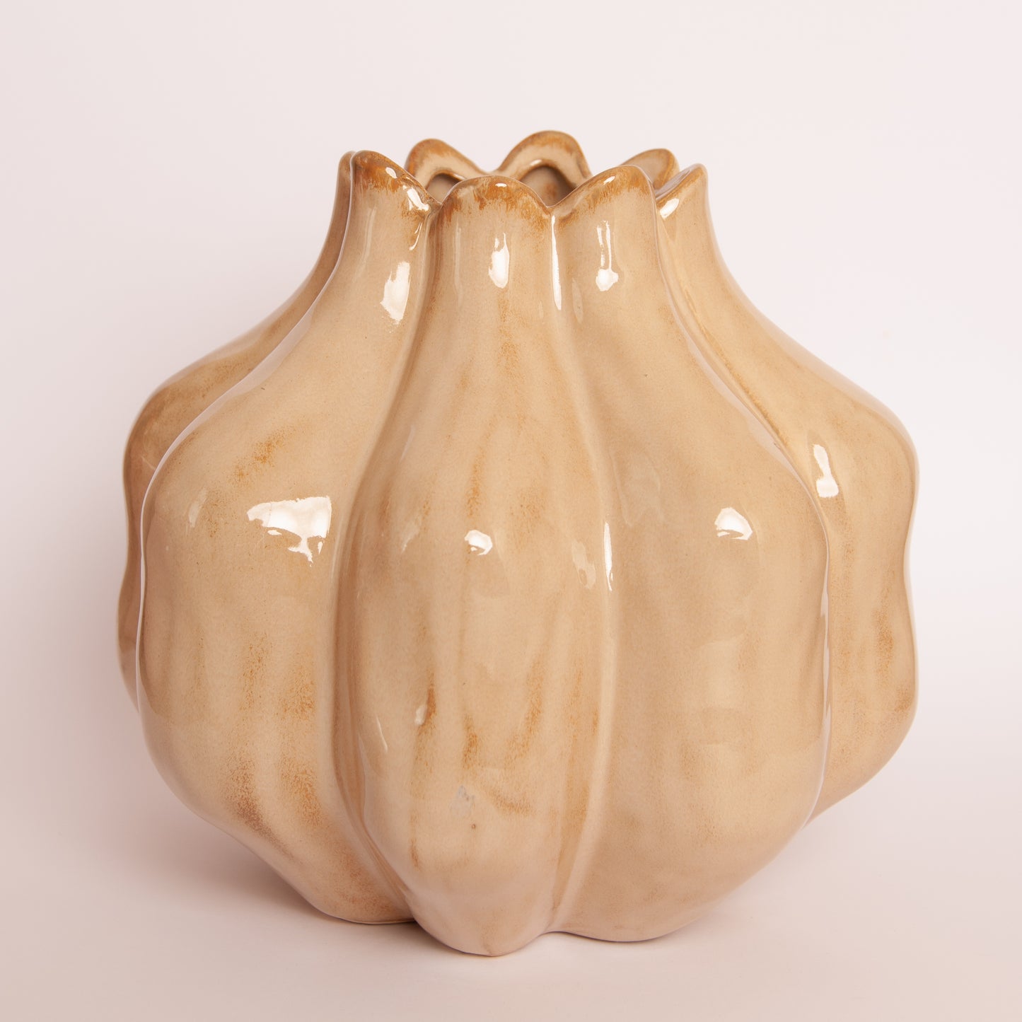 Beige Vaas met Bloemvorm – Subtiele Elegantie en Natuurlijke Charme