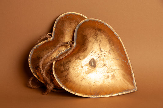 Goudkleurige Metalen Hart Hanger aan Touw – Romantische Decoratie met een Speelse Touch