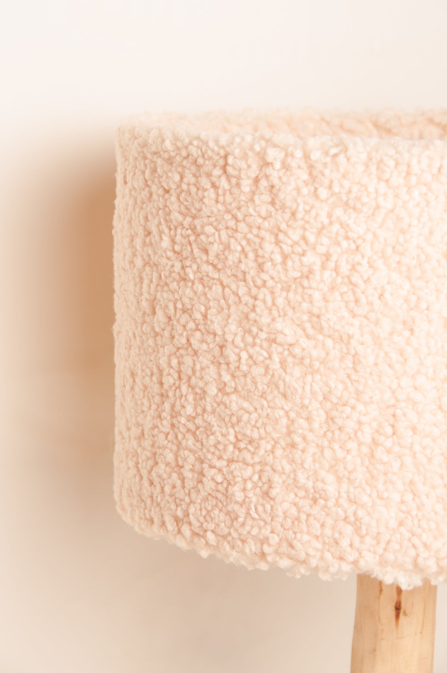 Unieke Teddy Lampenkap met Houten Voet – Warm, Speels en Stijlvol