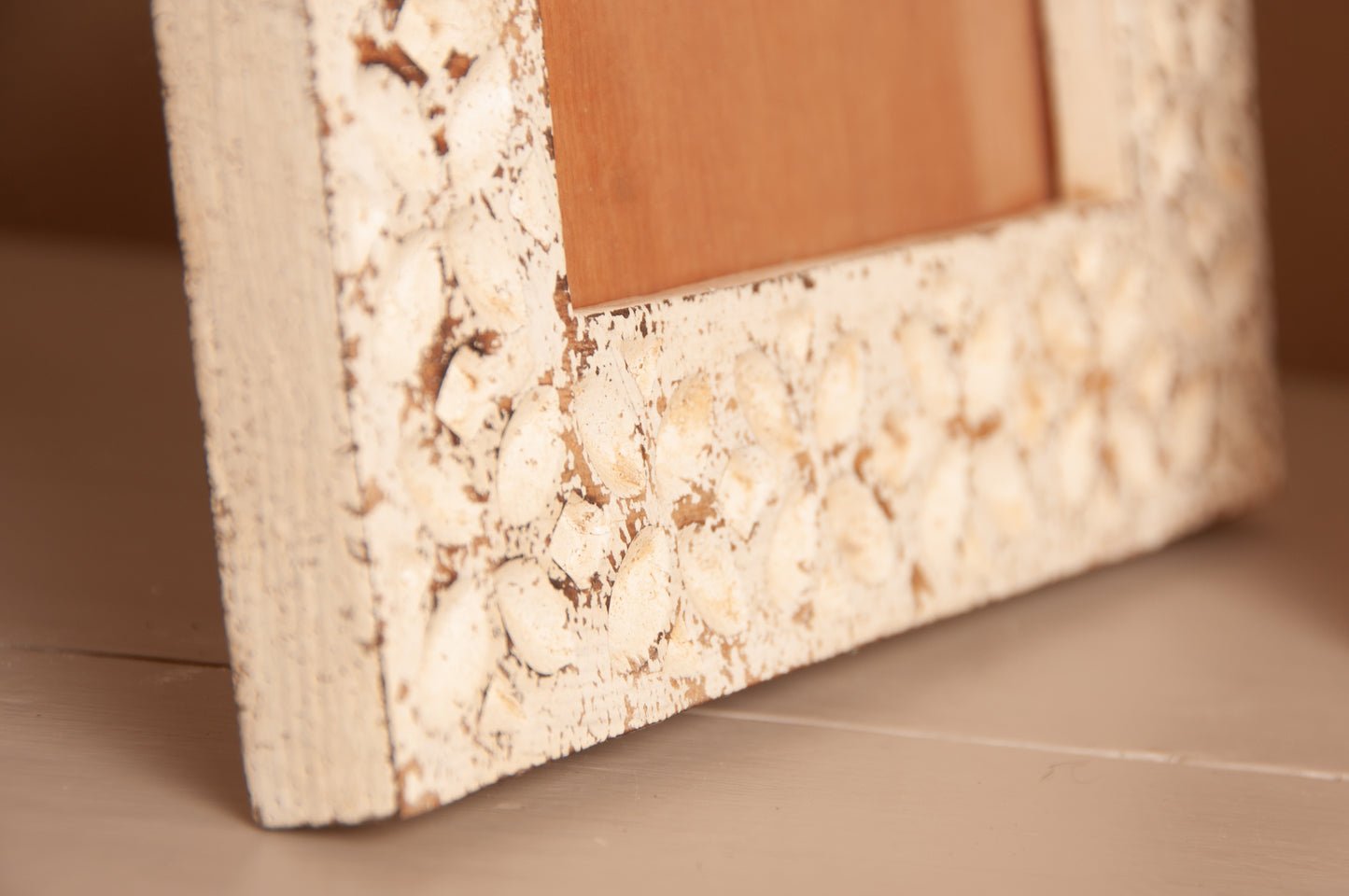 Houten Barok Fotolijst met Ingegraveerde Bloemetjes – Elegant en Tijdloos