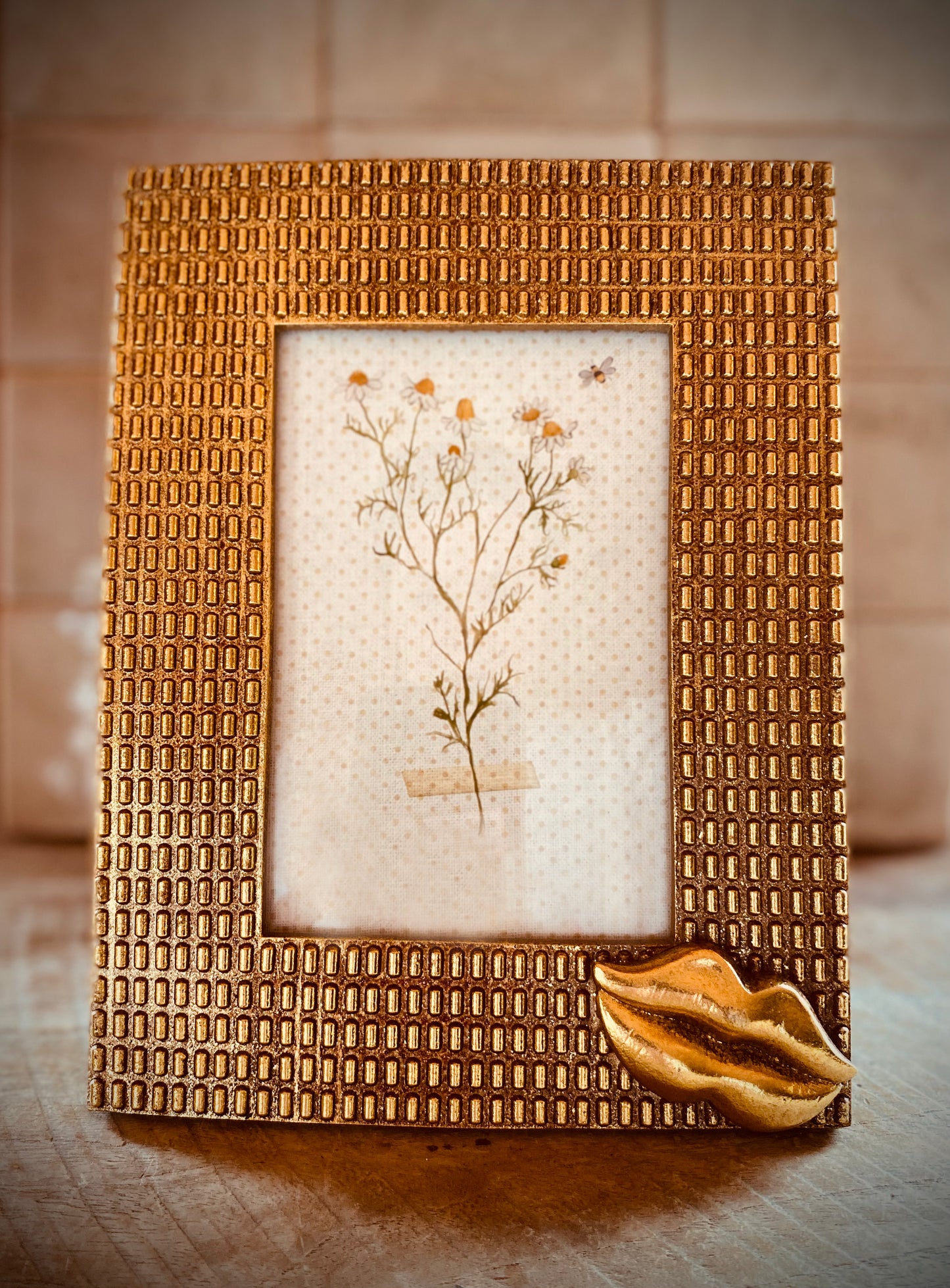 Fotolijst 10x15 cm – Goudkleurig – Kunststof en Glas – Fotokader met Lippen
