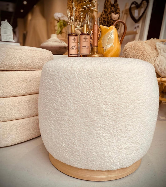 Teddy Poef met Houten Rand – Warm Design en Praktisch Comfort