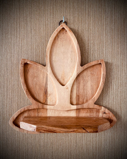 Houten lotusbloem met plankje – rust en harmonie in huis