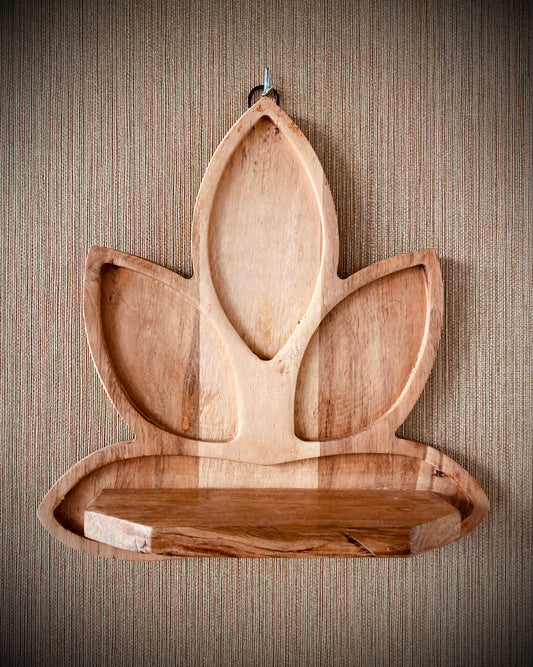 Houten lotusbloem met plankje – rust en harmonie in huis