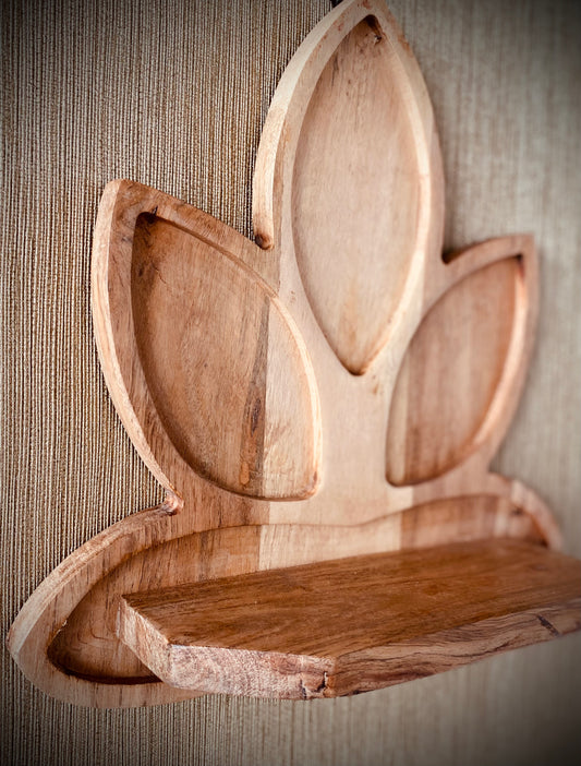 Houten lotusbloem met plankje – rust en harmonie in huis