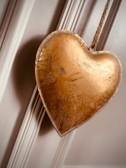Goudkleurige Metalen Hart Hanger aan Touw – Romantische Decoratie met een Speelse Touch