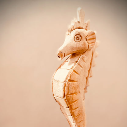 Houten Zeepaardje Beeldje – Een Tropische Touch van Natuurlijke Schoonheid