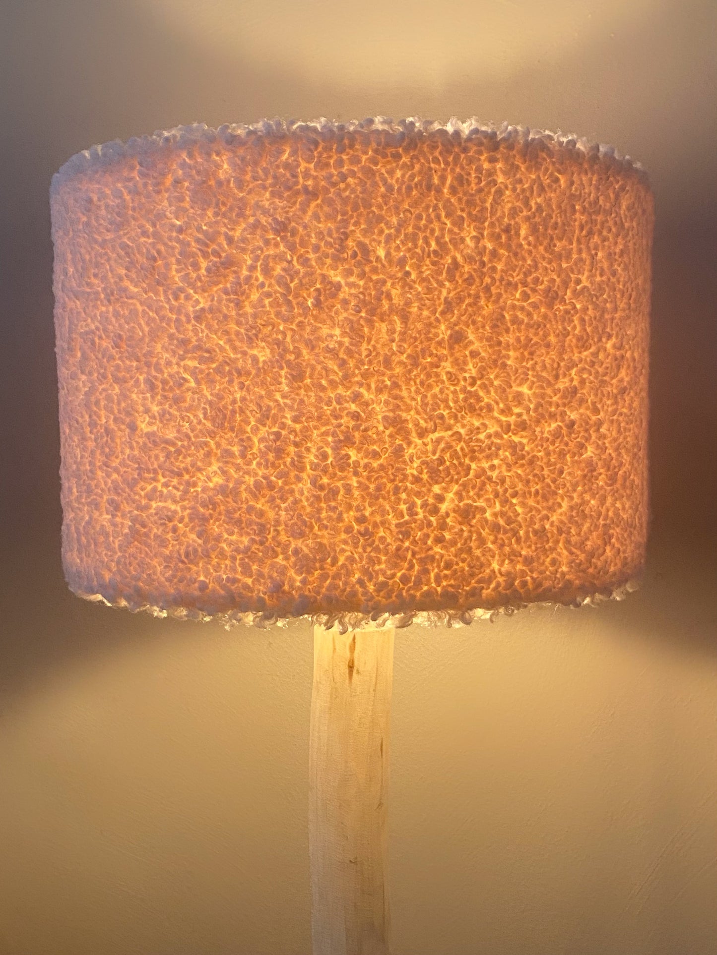 Unieke Teddy Lampenkap met Houten Voet – Warm, Speels en Stijlvol