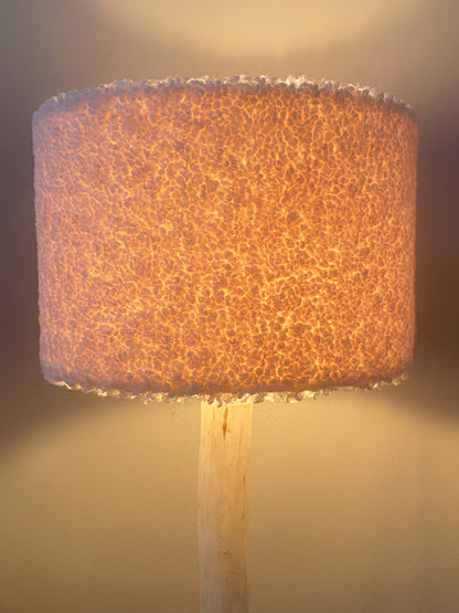 Unieke Teddy Lampenkap met Houten Voet – Warm, Speels en Stijlvol