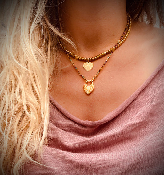 Bruine ketting met goudkleurig hart – warm, stijlvol en vol betekenis