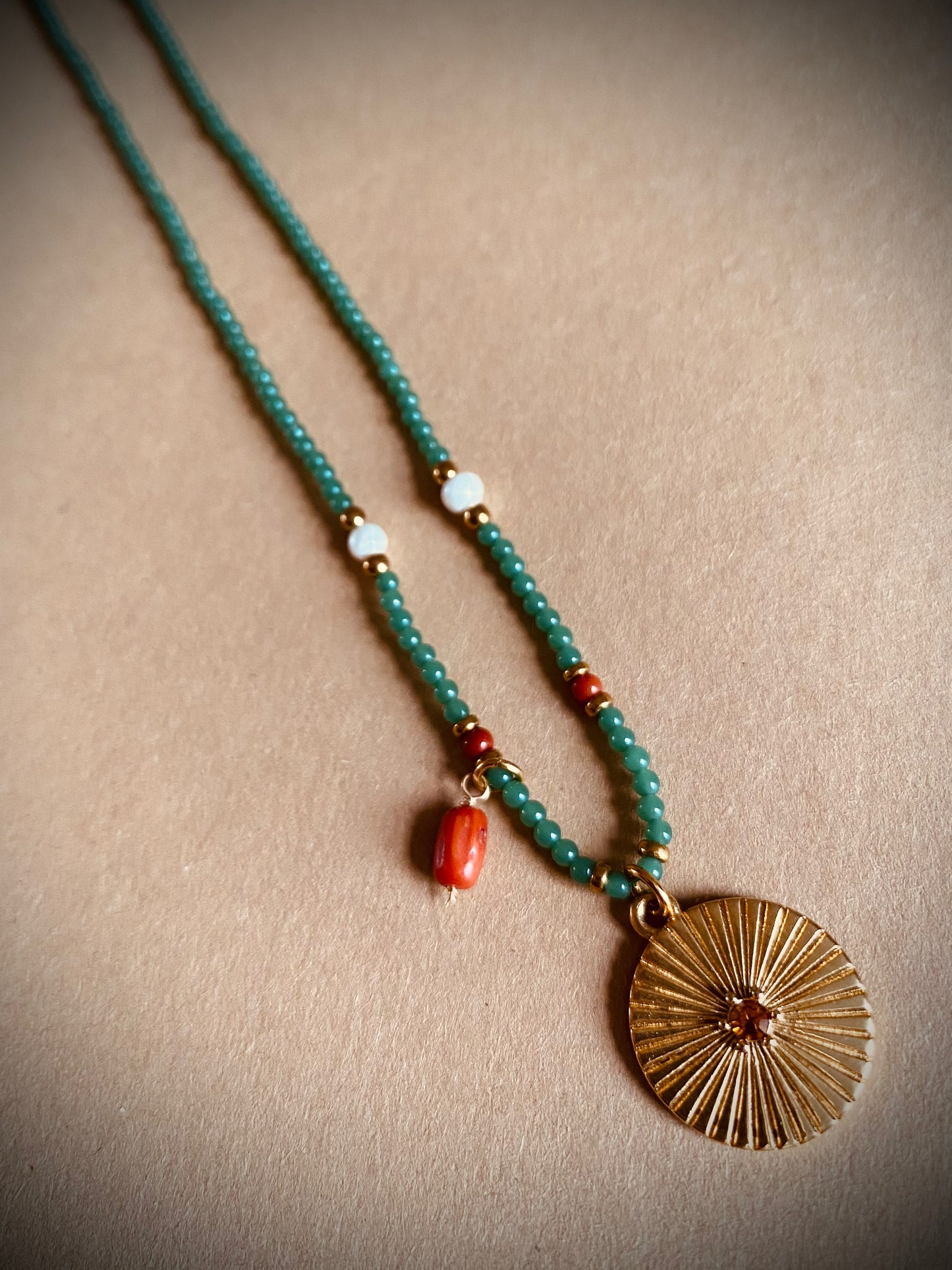 Groene ketting met goudkleurige hanger – elegantie met een natuurlijke touch