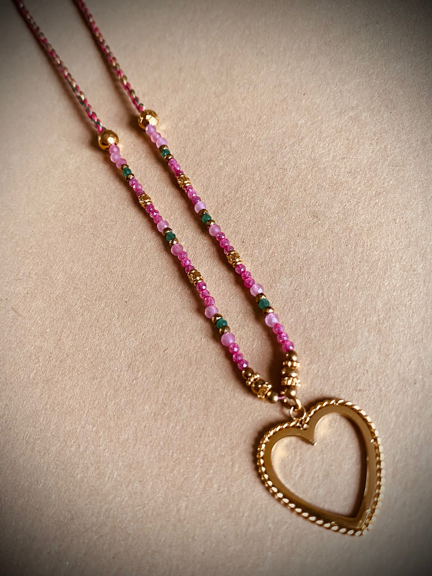 Roze fijne ketting met hart – het symbool van liefde en elegantie