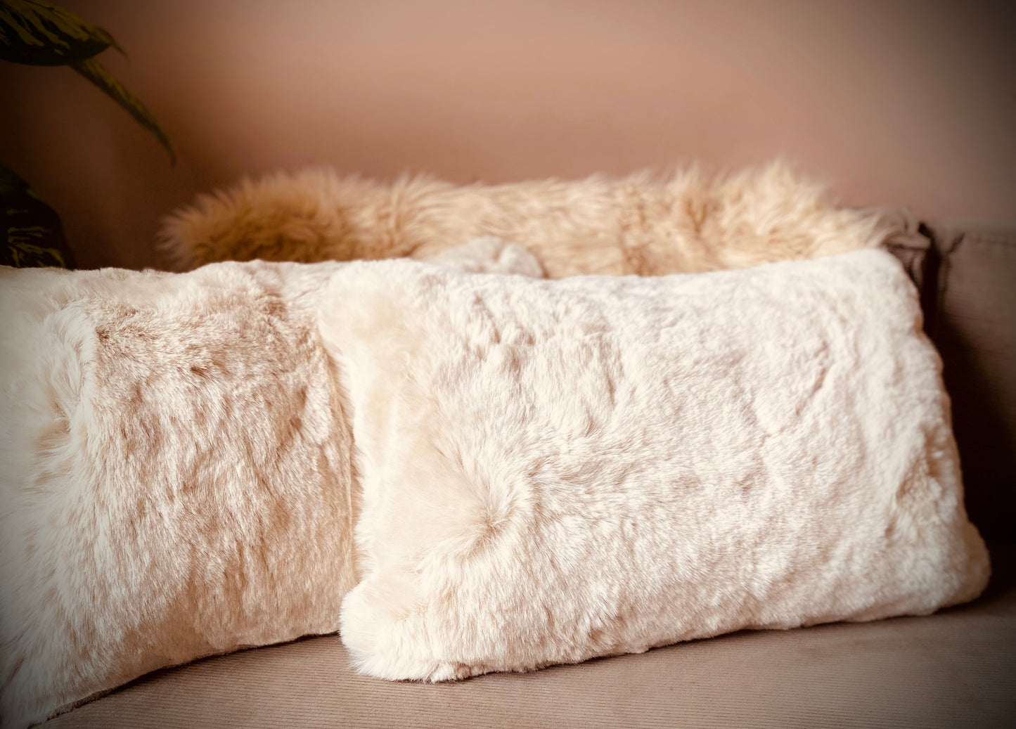 Luxe beige fluffy kussen – warmte, comfort en elegantie in één