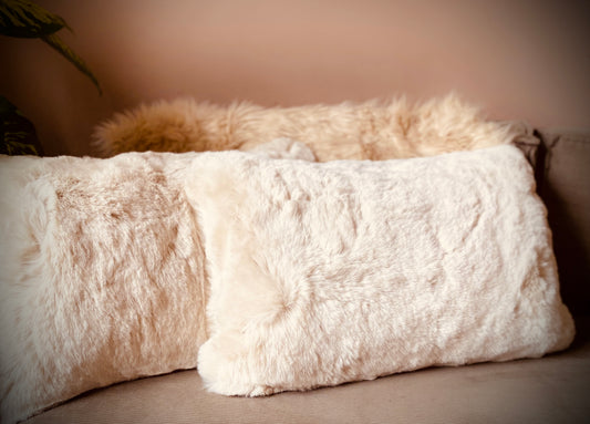Luxe beige fluffy kussen – warmte, comfort en elegantie in één