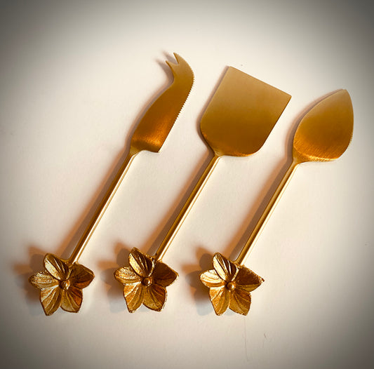 Kaasmesjes Goudkleurig met Bloemetje – Stijlvol Snijden in Smaak!