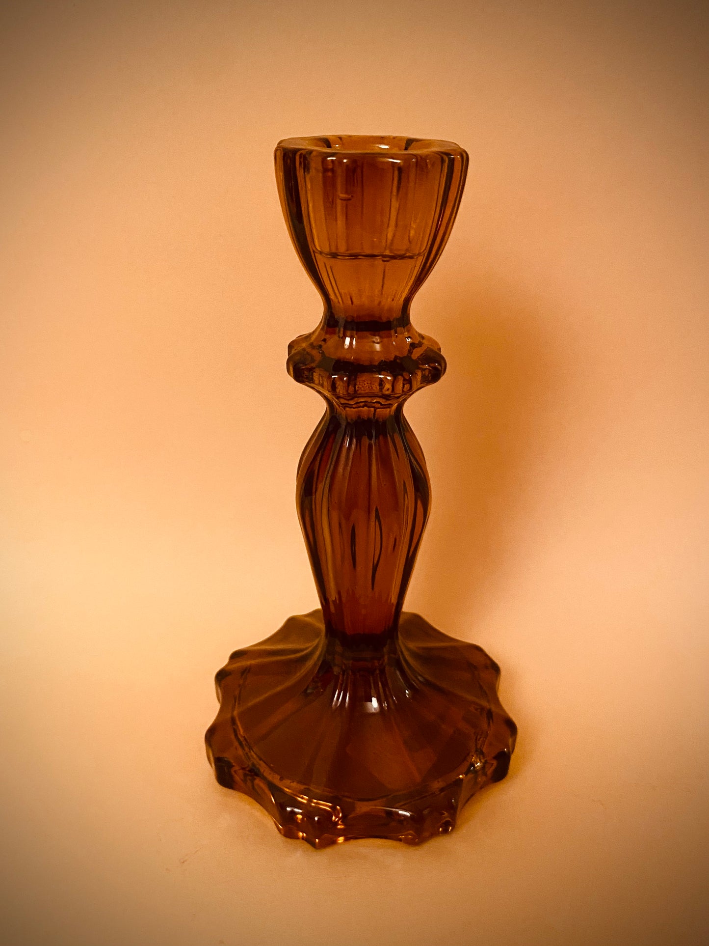 Schattige bruine kandelaar van glas – warm, sfeervol en stijlvol