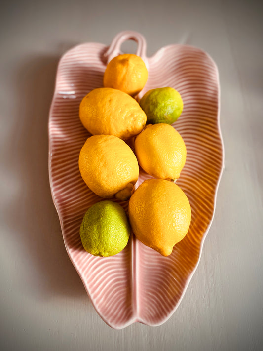 Zacht roze schaal in de vorm van een blad – natuurlijke elegantie met een warme touch