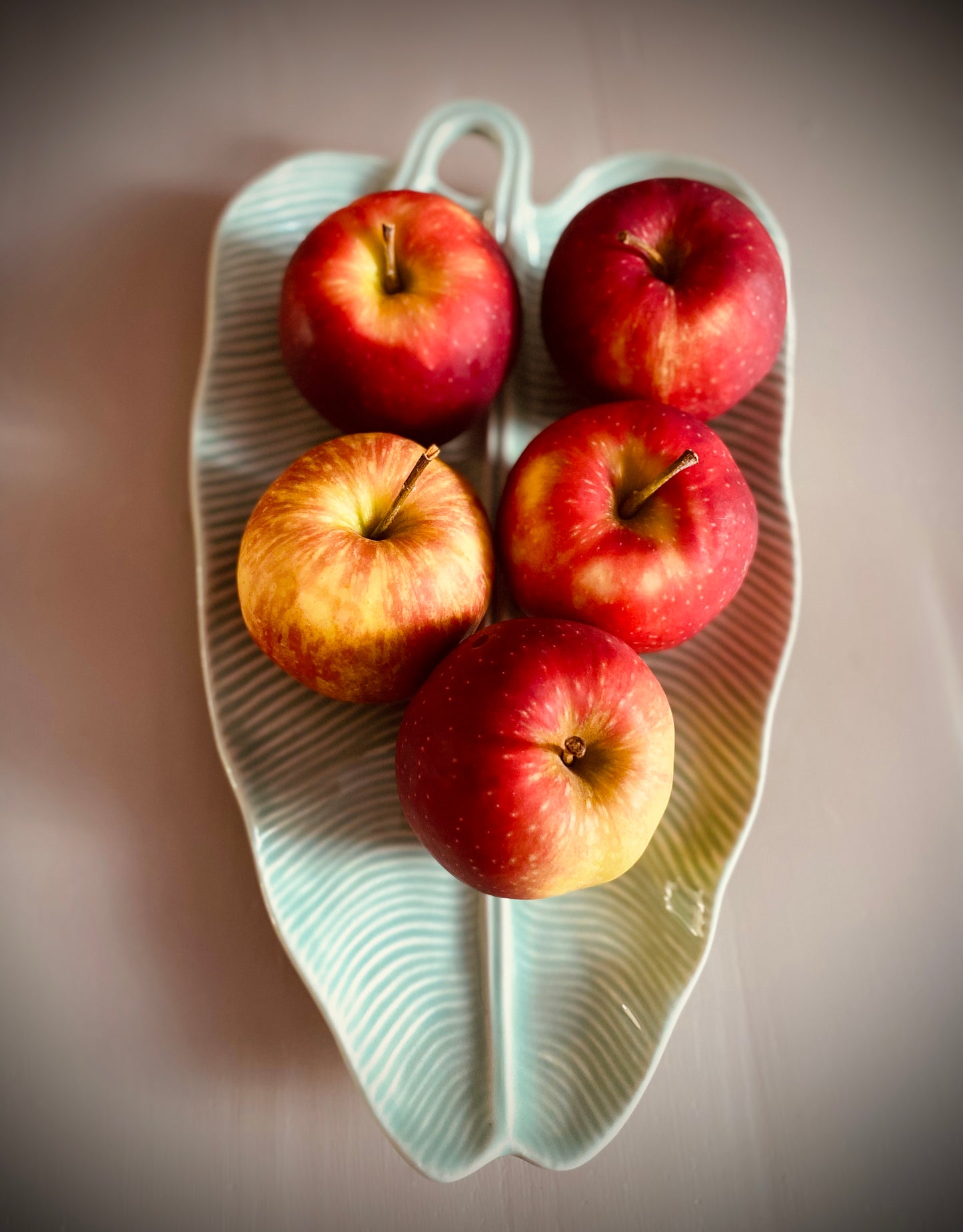 Zacht groene schaal in de vorm van een blad – natuurlijke rust met een vleugje elegantie