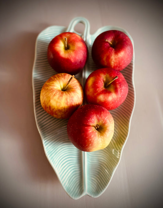 Zacht groene schaal in de vorm van een blad – natuurlijke rust met een vleugje elegantie