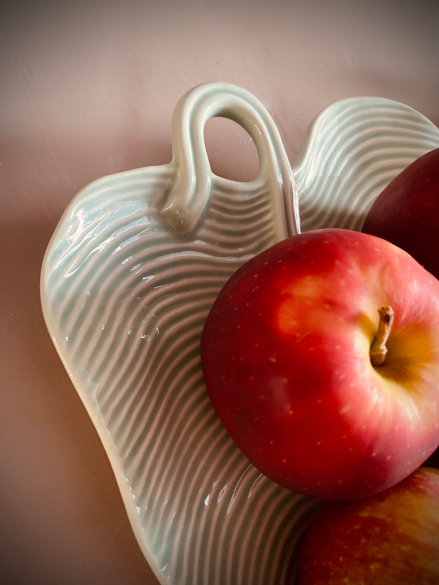Zacht groene schaal in de vorm van een blad – natuurlijke rust met een vleugje elegantie